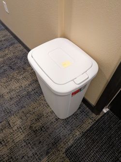 White Touch-Lid Plastic Trash Can. Excellent conidition.