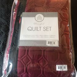 NEW REVERSIBLE QUEEB QUILT SET