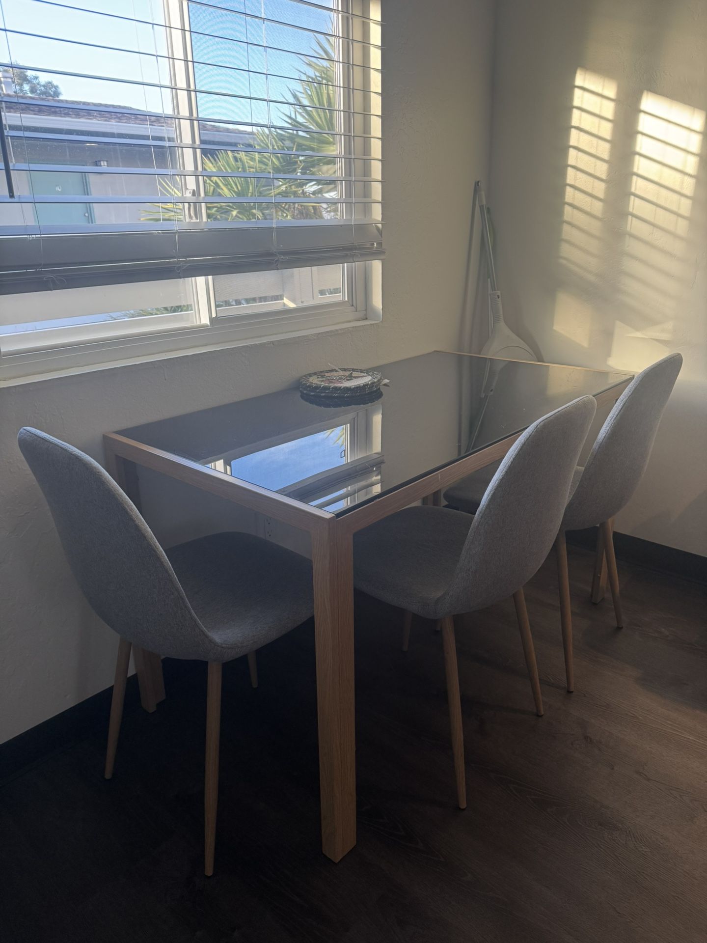 Like New Dining Room Table With Chairs