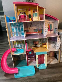 LARGE DOLL HOUSE(Need truck)