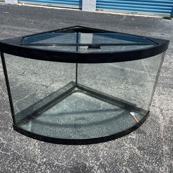 54 Gal Quarter Circle Corner Glass Reptile Fish Aquarium Terrarium Tank! Good condition! Needs a good cleaning. Delivery Available! Depth 21.5in Width