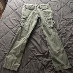 Green cargo pants with a relaxed fit #cargo #military