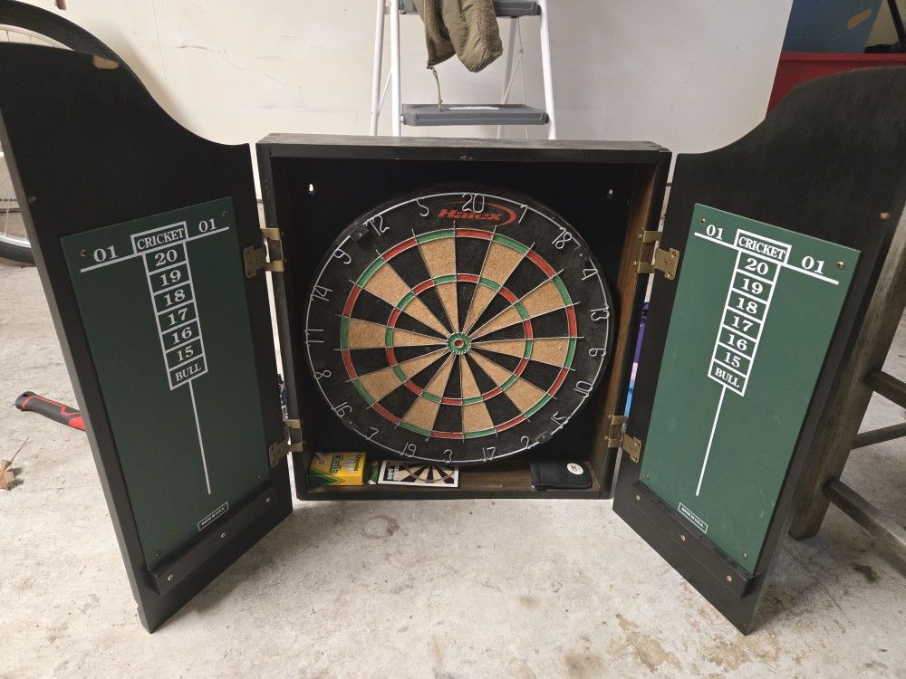 Wooden/Cork Dart Board
