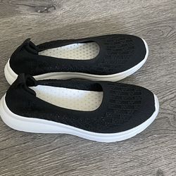 sz 7 Women’s black textile comfy shoes
