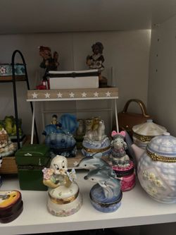 Porcelain trinket boxes