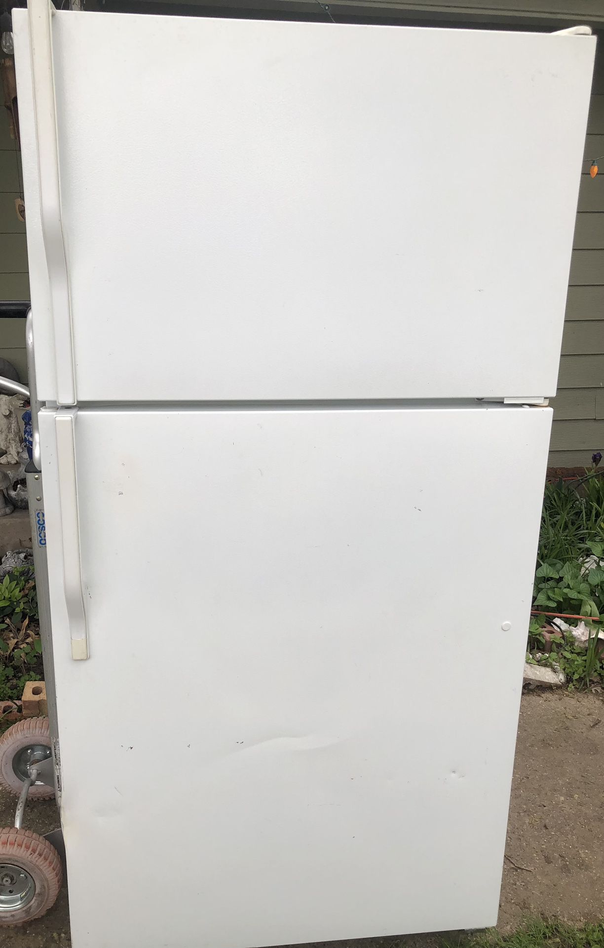Magic Chef Refrigerator, Works And Cools Great!!! Asking $200 