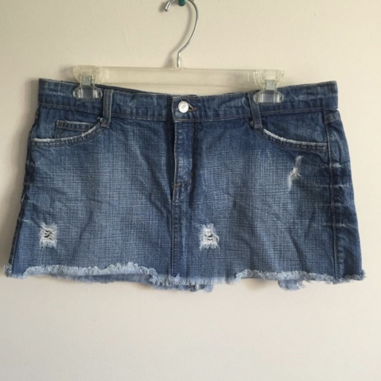 FOREVER 21 Vintage Y2K Low Waisted Distressed Denim Jean Raw Hem Mini Skirt