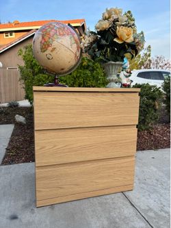 Modern Dresser Chest of Drawers Furniture Excellent Condition