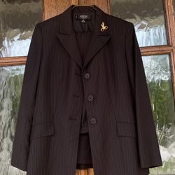 Kasper Pants Suit Women 10P black Lined Polyester 2-Piece beautiful gently worn.