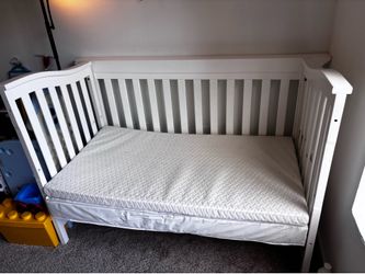 White Convertible Crib + 4 Toddler/Crib Mattresses - Great Condition