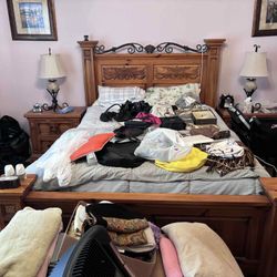BEAUTIFUL QUEEN SIZE BEDROOM SET