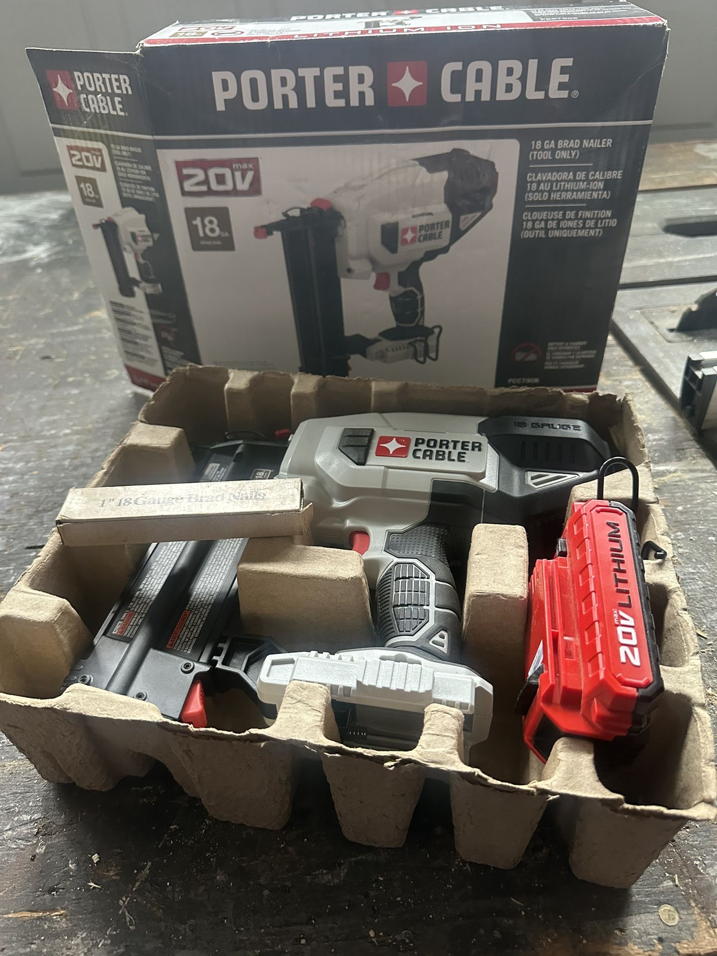 PORTER-CABLE PCC790B 20V MAX Lithium Battery 18GA Brad Nailer Kit