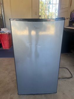 Midea mini fridge