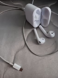 Apple AirPods working perfectly come with charging cable