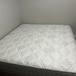 King Size Mattress w/ Box Spring,  Minimum Wear!