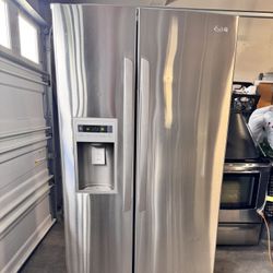 The LG LSC27914ST is a 26.5 cu. ft. side-by-side refrigerator known for its large capacity, efficient design, and features like the SpacePlus™ Ice Sys
