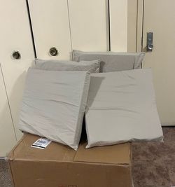 Set of 4 memory foam gel pillows 22”x22” full details in the photos pickup Gaithersburg md20877