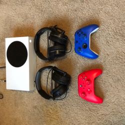 Xbox Series S 512 W/2 Controllers & 2 Headsets