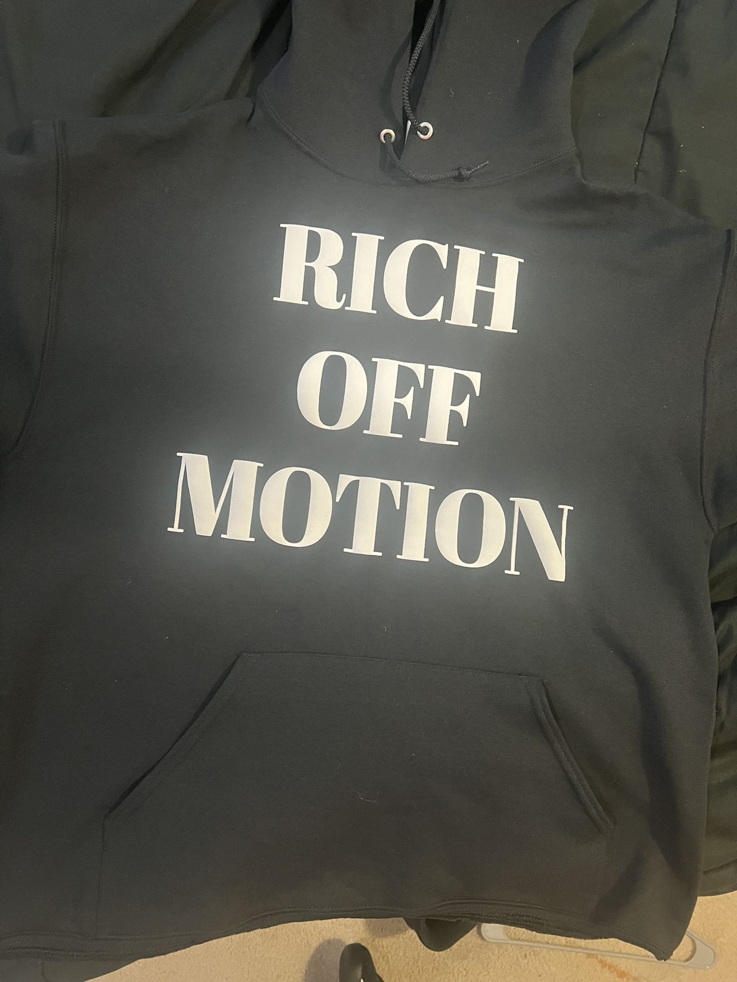 Rich Off Motion Puff Print Cropped Hoodie