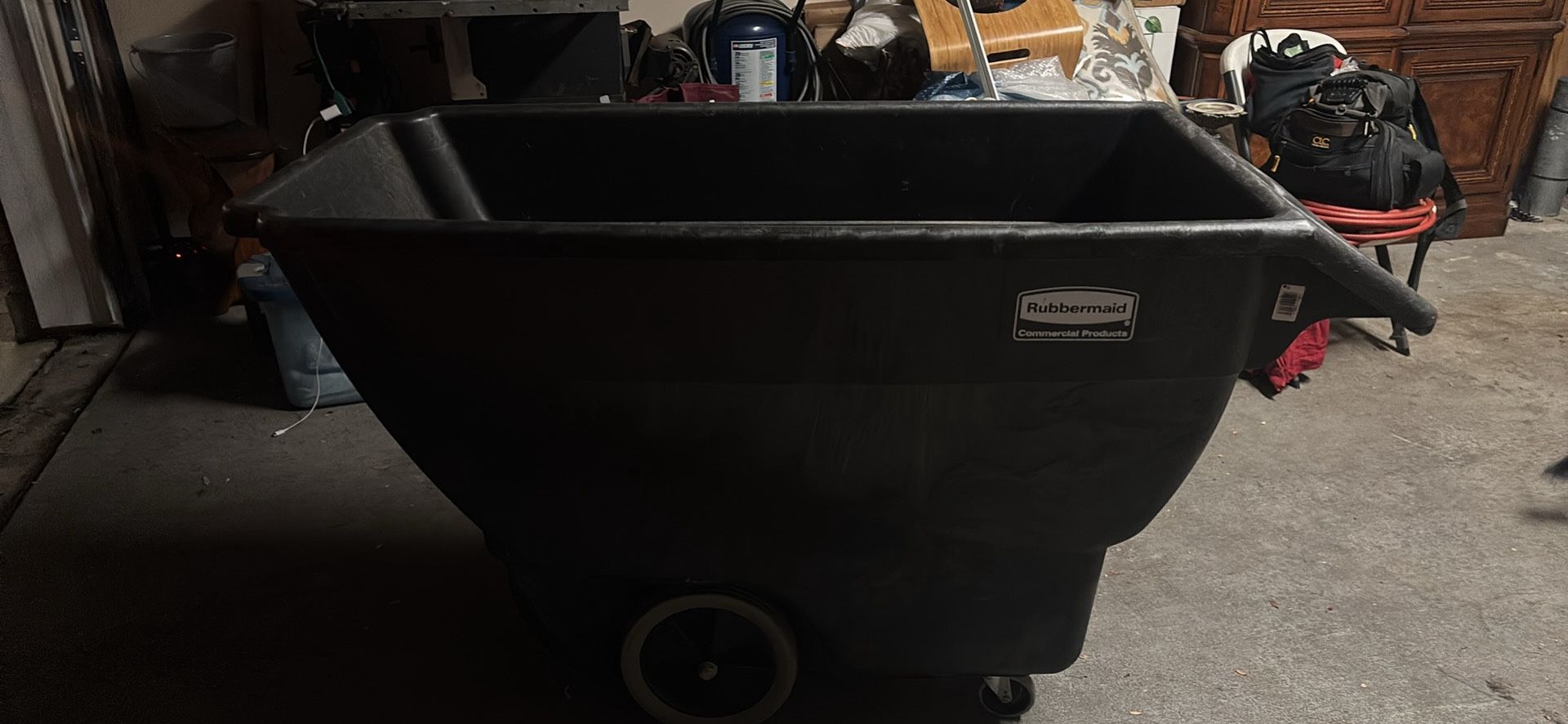 Rubbermaid® Structural Foam Utility Tilt Truck - 3⁄4 Cubic Yard