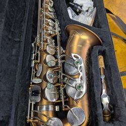 Aisiweier E Flat Alto Saxophone. Key features include: 