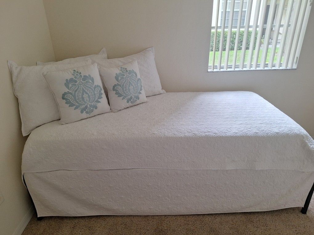 Twin Day Bed Set With 2 Barely Used Mattresses