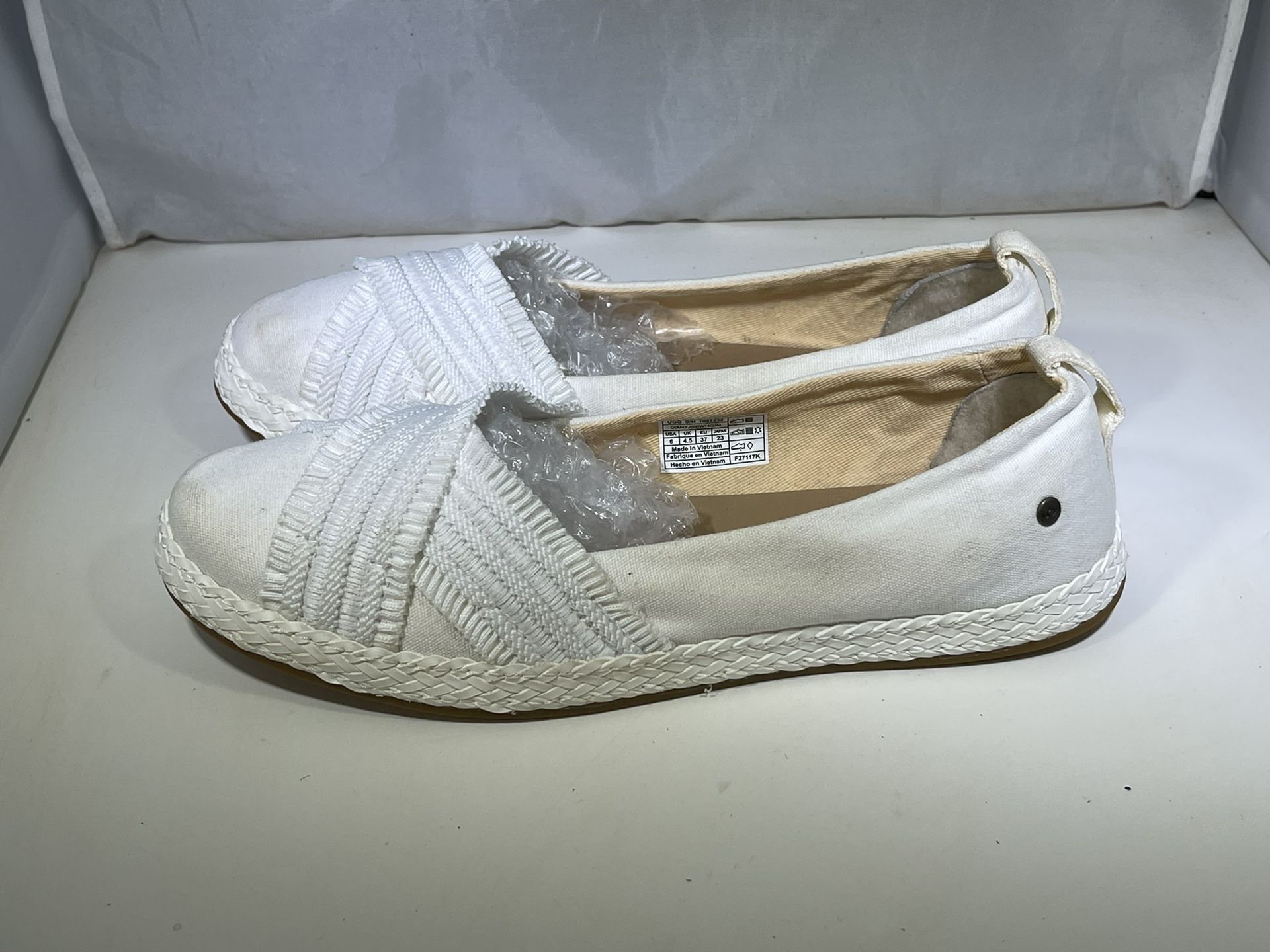 PreOwned UGG Australia Women's 6 Ynez White Shoes Flats Canvas Slip On