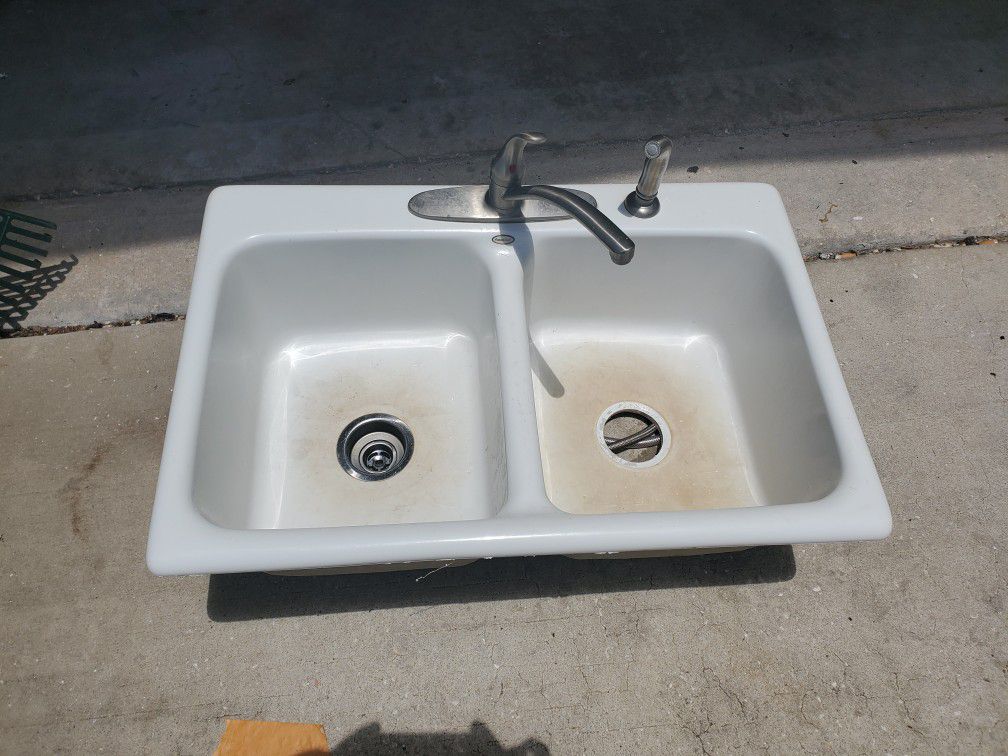 Kitchen sink w/faucet