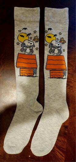 SNOOPY HALLOWEEN HIGH SOCKS ONE PAIR BRAND NEW PEANUTS GANG