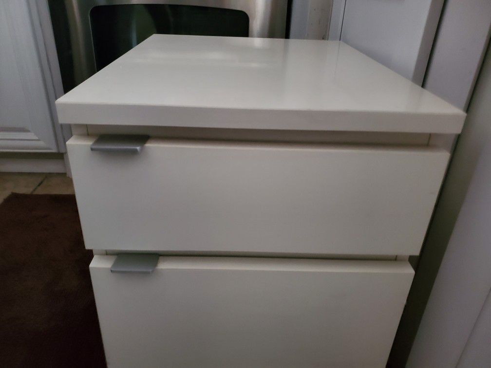 Filing cabinet with rolling casters
