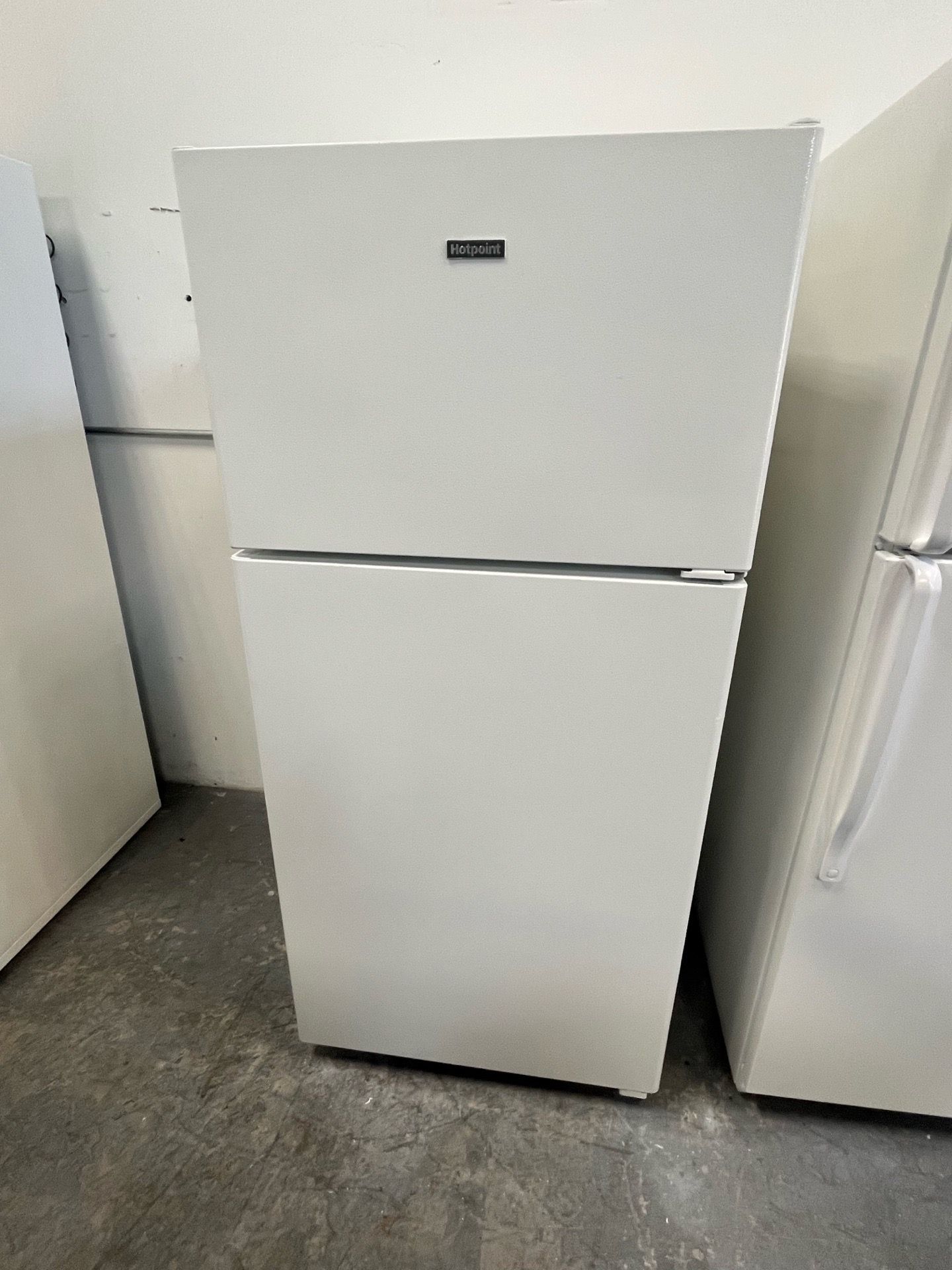 Refrigerator Hotpoint 28”