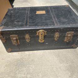Vintage trunk 