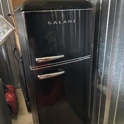 Galanz Older Style Refrigerator 