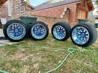 24x14 fuel forged wheels on 37x13.5r24 tires 6 lug Chevy/gmc