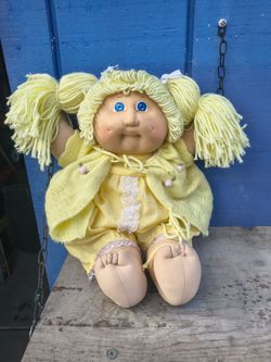 vintage 1985 Cabbage Patch Kids doll with yellow hair, yellow gingham outfit.
