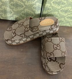 GC. Platform Slide Sandals