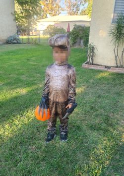 Kid's jurassic world T rex with glowing eyes size 7-8 . Only worn twice. Perfect condition. The eyes on the head glowing.  I bought the claws