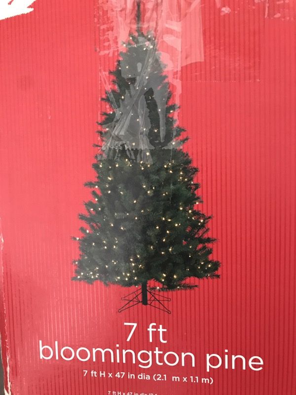 Pre-lit 7 foot Bloomington pine Christmas tree