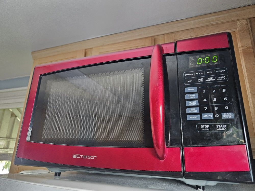 Emerson 900 Watt Microwave Oven NO OFFERS for Sale in Portland, OR
