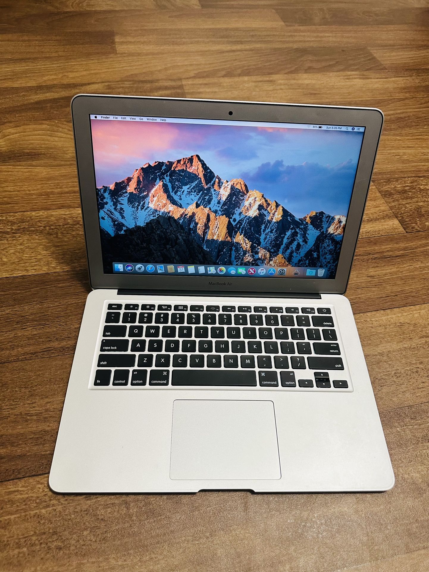 MacBook Air (13", 2017)