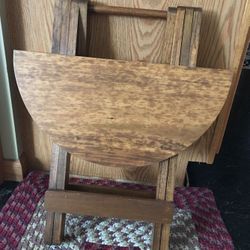 Round wood folding accent table, Very nice