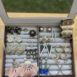 Jewelry Box Holder With Jewelry 