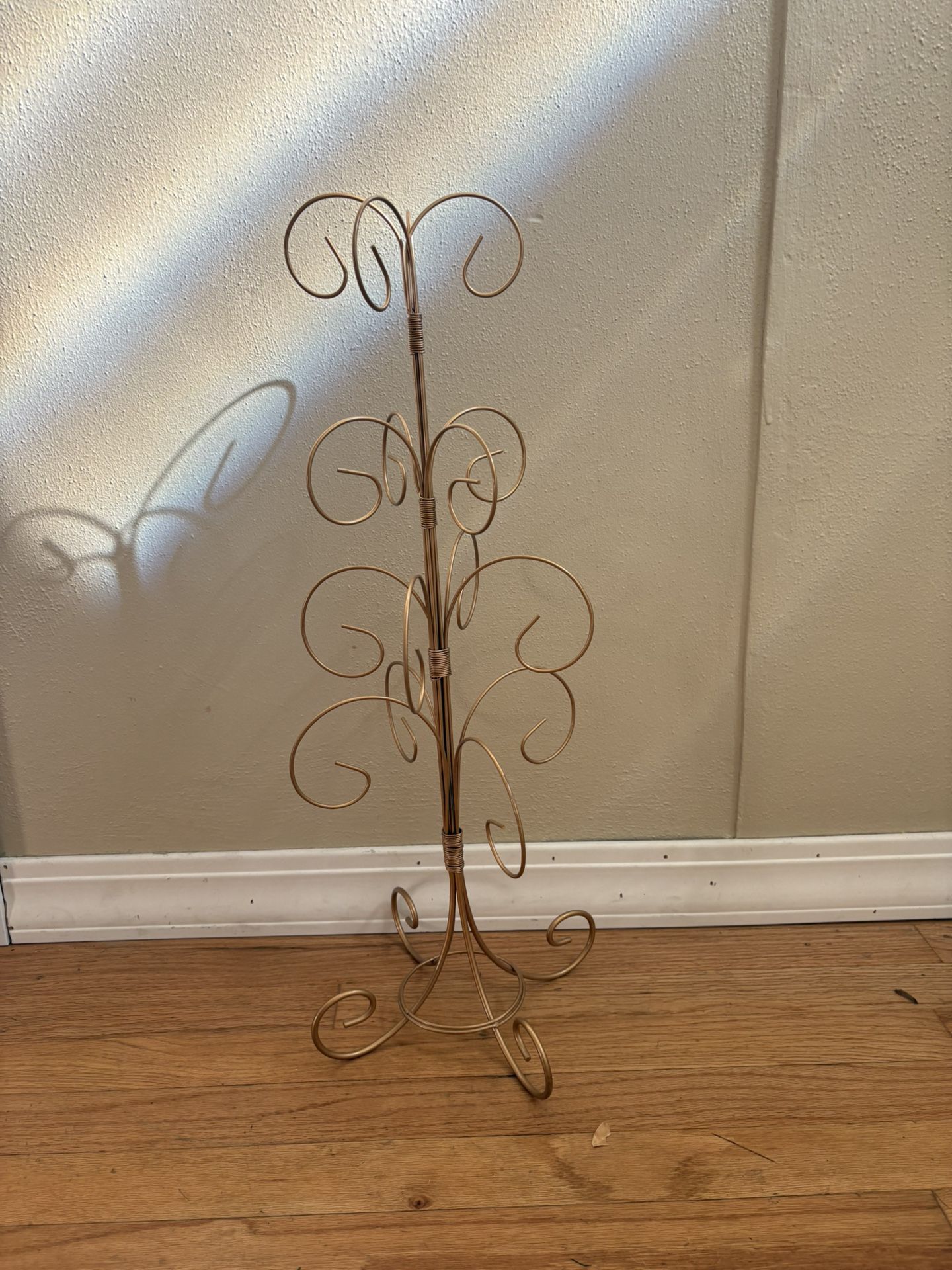 brass-plated metal wire ornament display stand