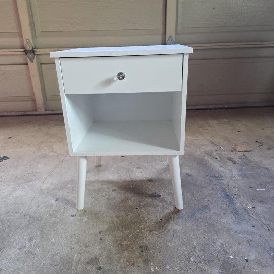 White End Tables/Night Stands (Brand New)