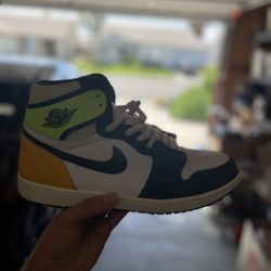 Jordan 1 “White Black Volt University Gold”