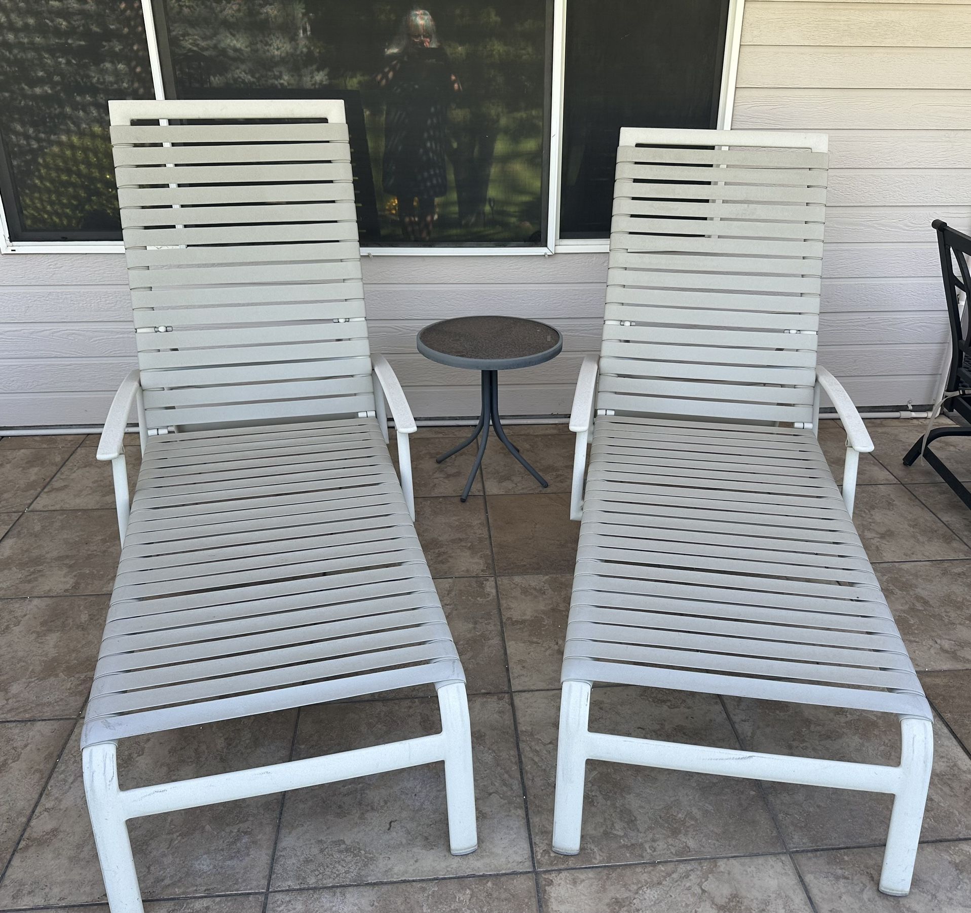 ☀️Pair of outdoor lounge chairs in like new condition. 4 different back adjustments plus the back can lay flat. Perfect for your patio, deck or pools