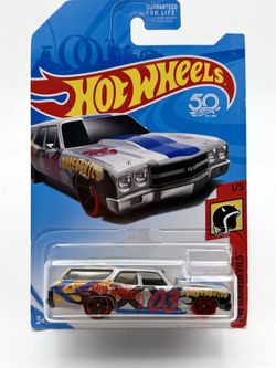 Hot Wheels 1:64 Scale Diecast Model - ‘70 Chevelle SS Wagon 