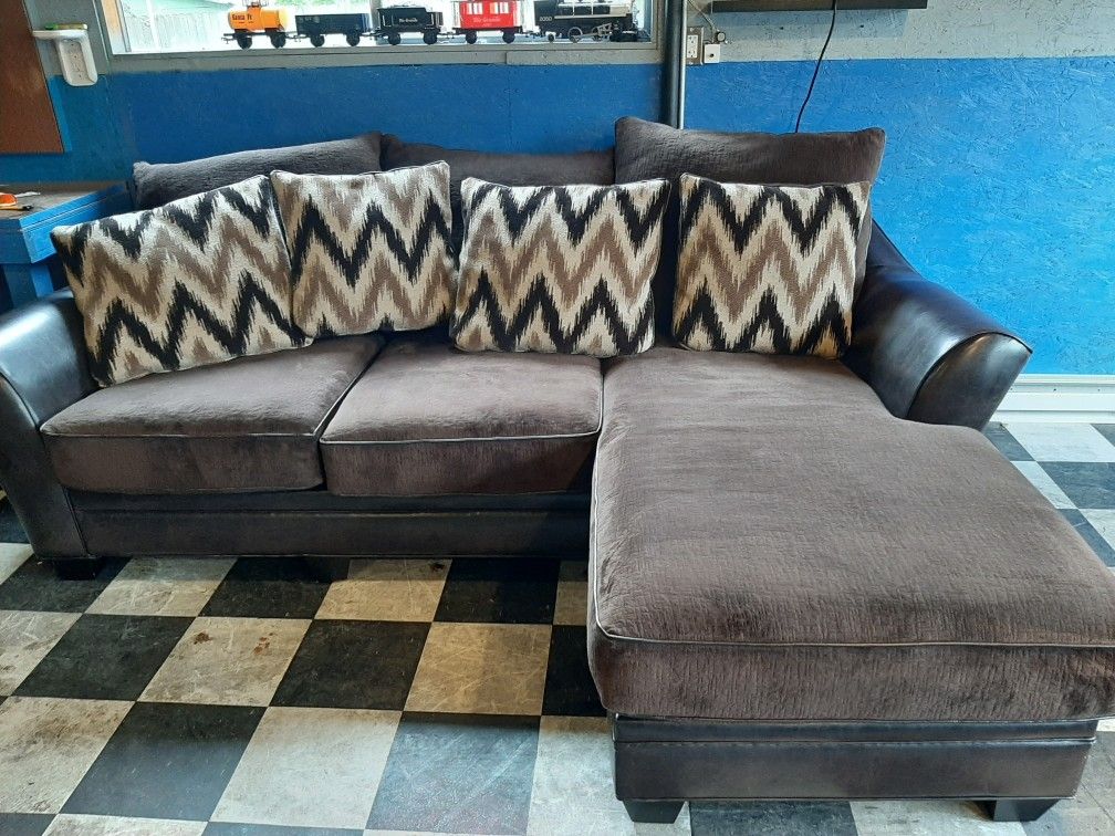 Absolutely gorgeous sectional couch in beautiful condition