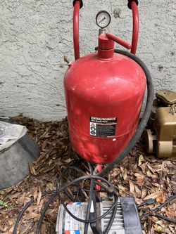 Sandblaster with compressor