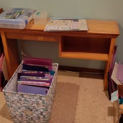 Wooden deskIn Mukilteo 